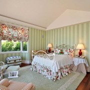 Полосатые обои на стенах