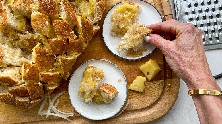 Луковый батон с сыром: как сделать закуску по-французски ложки, масло, чайной, Разогреть, сковороде, хлеба, духовку, градусов4 Растопить, томленый, ножом, немного, зубчатым, буханку, Разрезать, смесью5, масляной, ароматной, перец, Смешать, сливочное