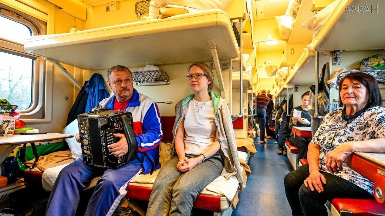 Первый поезд из Петербурга в Севастополь едет с песней и музыкой