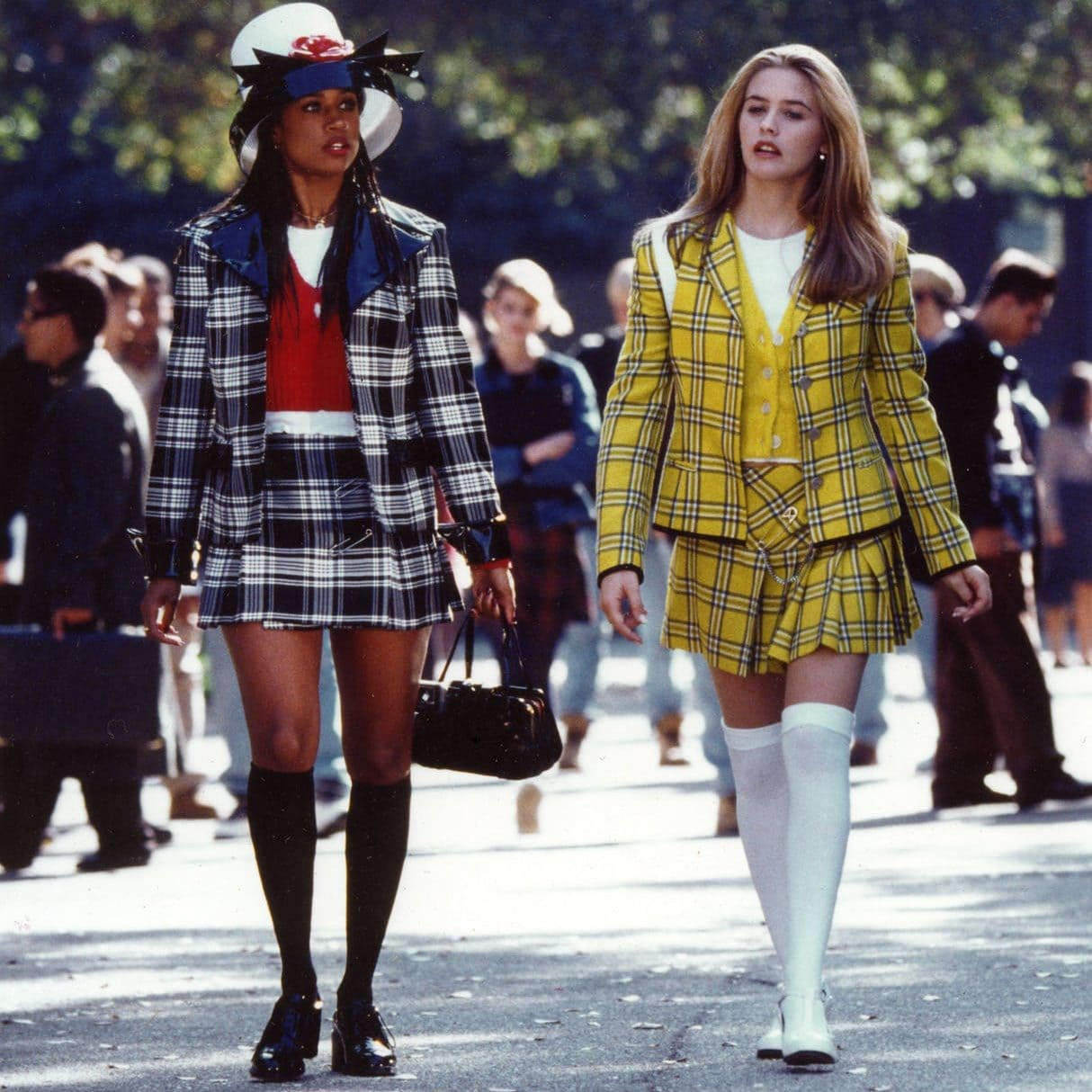 Стейси Дэш и Алисия Сильверстоун в фильме «Бестолковые», 1995