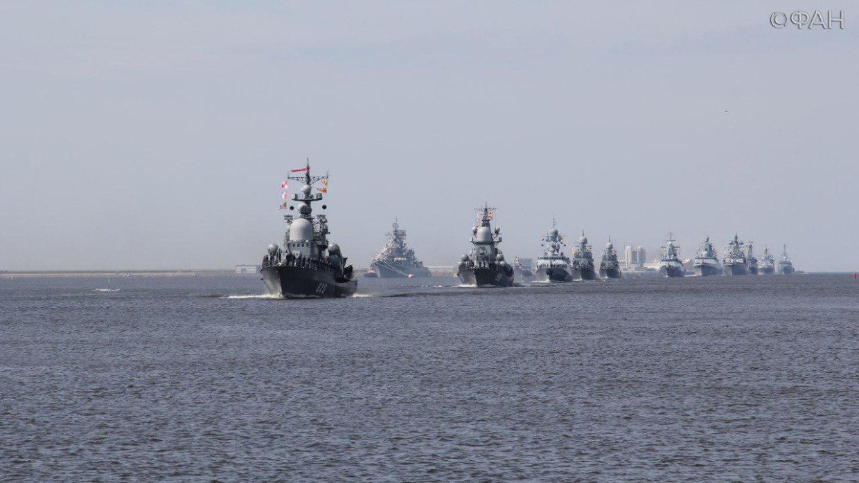 Российские корабли на военно-морском в Кронштадте параде в День ВМФ