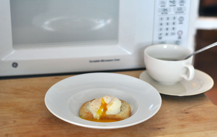 С яйцом пашот можно сделать бутерброд. / Фото: imghub.ru
