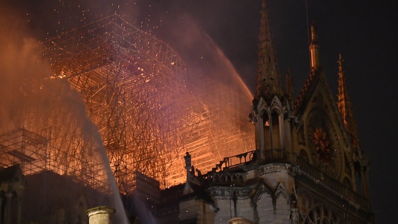 Нотр-Дам сгорел вместо Макрона: Роман Носиков о пожаре к выгоде Парижа