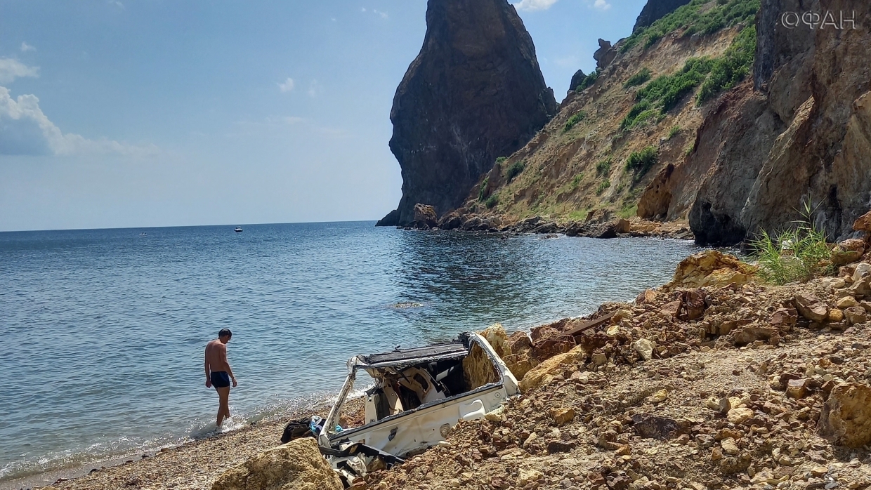 Рухнувший год назад с обрыва в Крыму Mercedes до сих пор «разлагается» на пляже