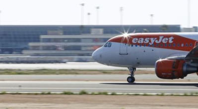 An EasyJet airliner lands at Son Sant Joan airport in Palma de Mallorca, ahead of Easter celebrations, Spain, April 1, 2021. REUTERS/Enrique Calvo