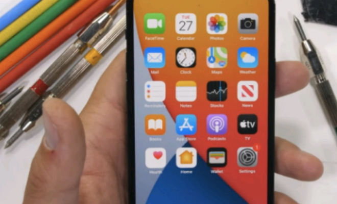 Проверка прочности нового iPhone ножом: проводим по экрану и смотрим, остались ли царапины Проверка прочности нового iPhone ножом: проводим по экрану и смотрим, остались ли царапины Культура