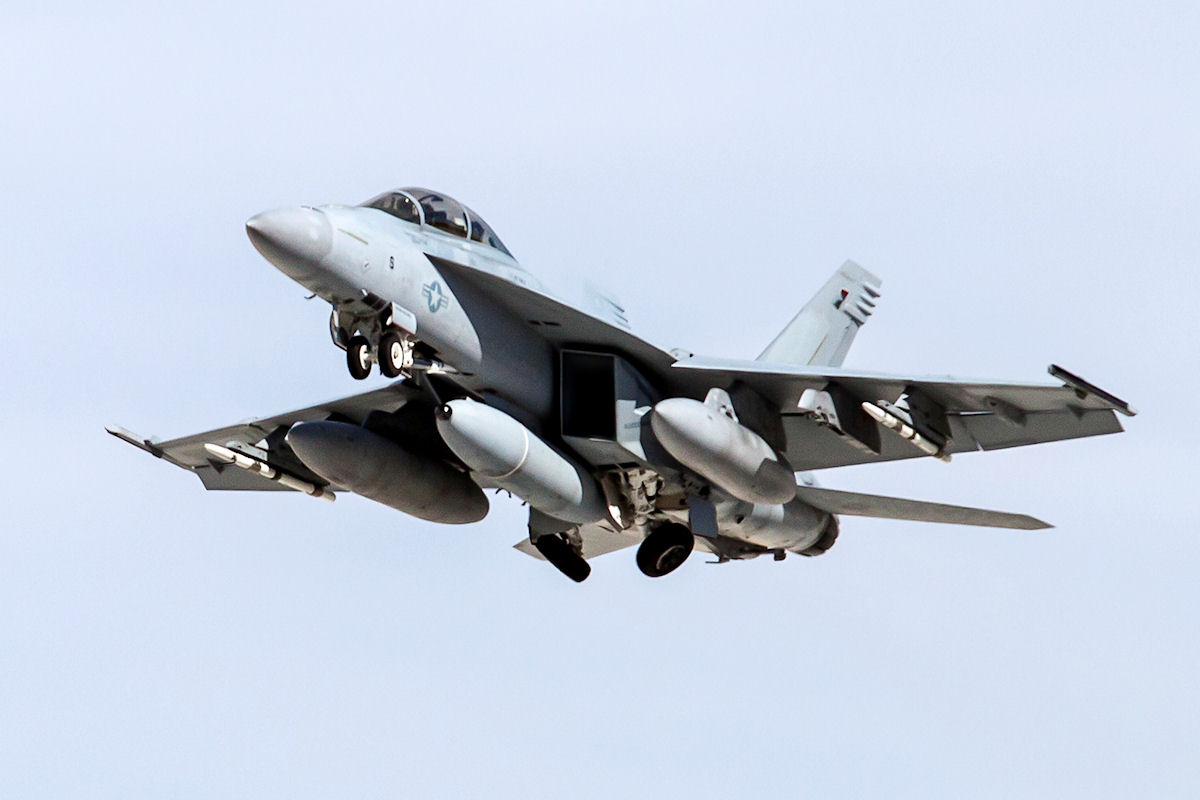 Помощь идет: Boeing получил контракт на $4 млрд на модернизацию истребителей F/A-18 ВМС США