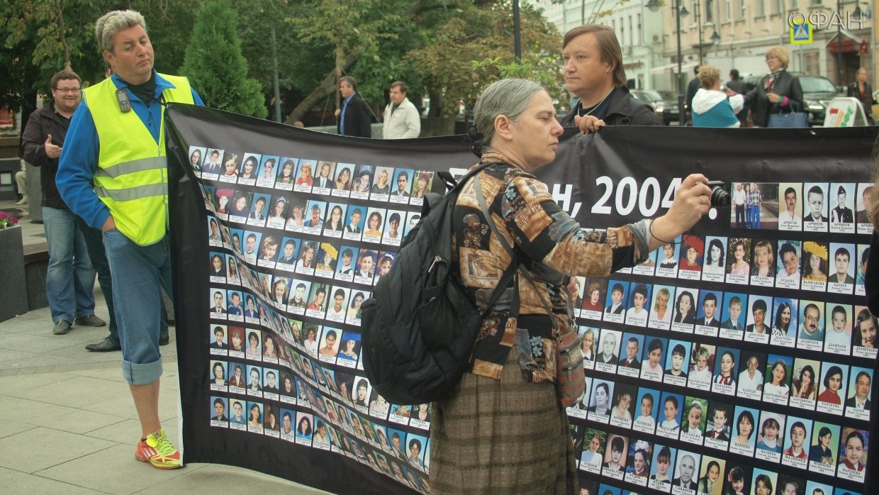 Россияне по всей стране вспоминают жертв терактов  
