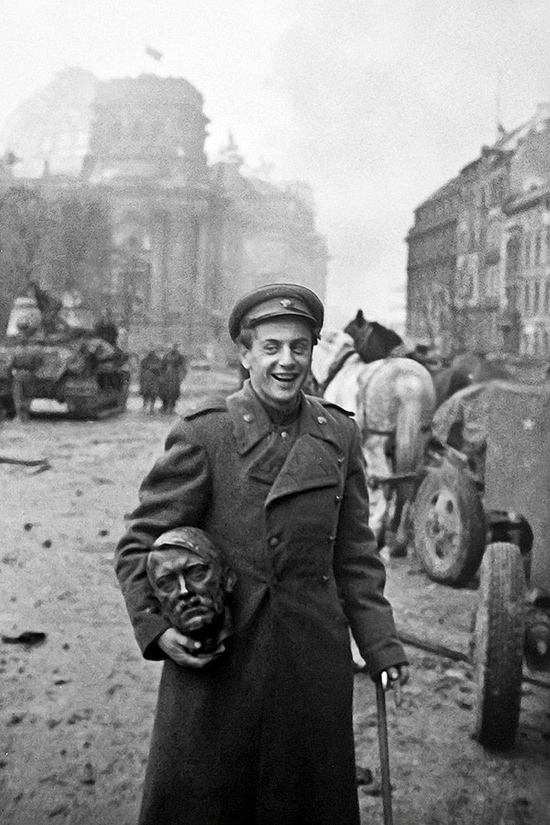 Фото Евгения Халдея в 1945 году