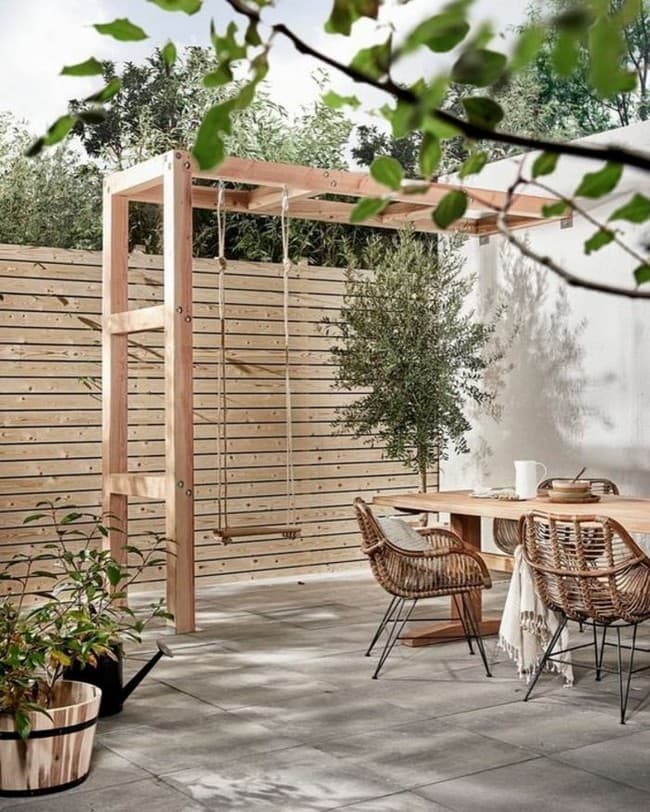 Деликатно закрываемся во дворе от чужих глаз : 60 идей деревянной ширмы для дома и дачи