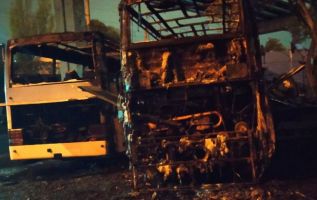 В Одессе сгорели автобусы и эвакуатор