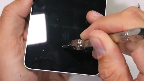 Супертонкий Samsung Galaxy S25 Edge проверили на прочность корпуса