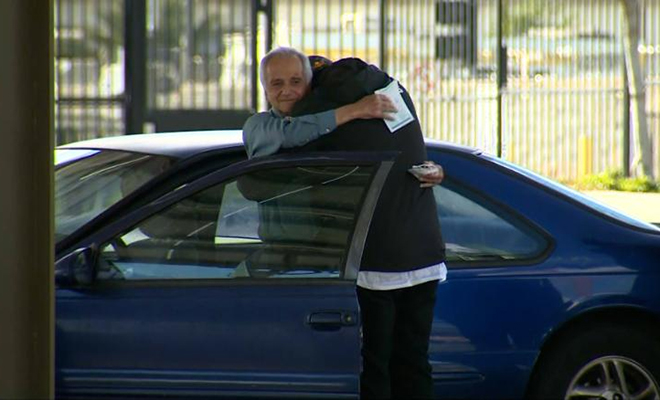 Прохожий присмотрелся к бездомному и узнал в нем учителя школы. Через неделю пенсионер обрел дом Культура