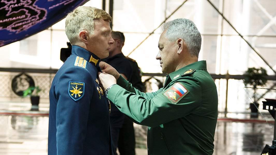 Министр обороны РФ Сергей Шойгу награждает летчик Илью Сизов