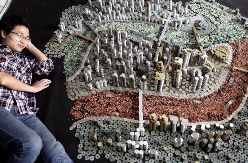 Художник Хе Пейци создал уменьшенную копию своего города Чунцин из 50 000 монеток разных типов для зданий и цветных камешков для улиц и рек в мире, вещи, коллекционер, коллекция, люди, удивительно