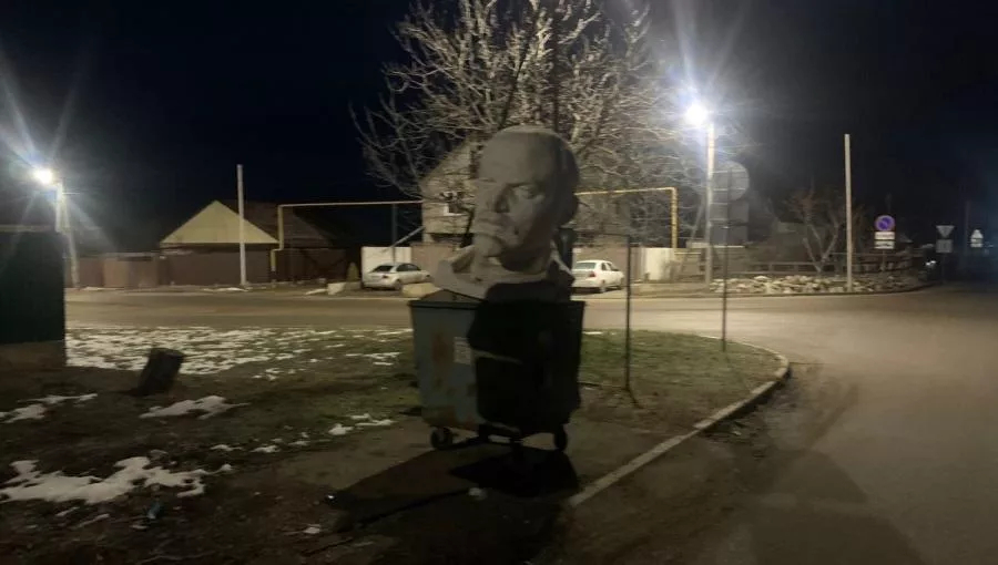 На Ставрополье в мусорный контейнер выбросили огромную статую Ленина