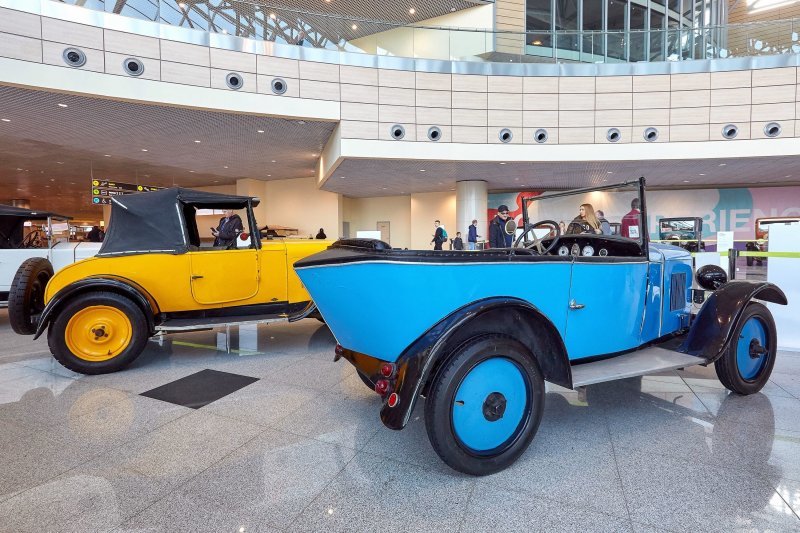Выставка ретро-автомобилей открылась в аэропорту Домодедово авто
