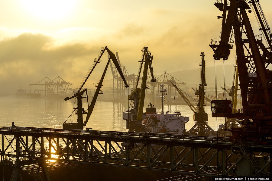 В порту санкт петербурга нашли тонну. Угольный морской терминал порт Эльга. Порт Усть Луга угольный терминал. Порт Восточный угольный терминал находка. Порт Санкт-Петербург угольный терминал.