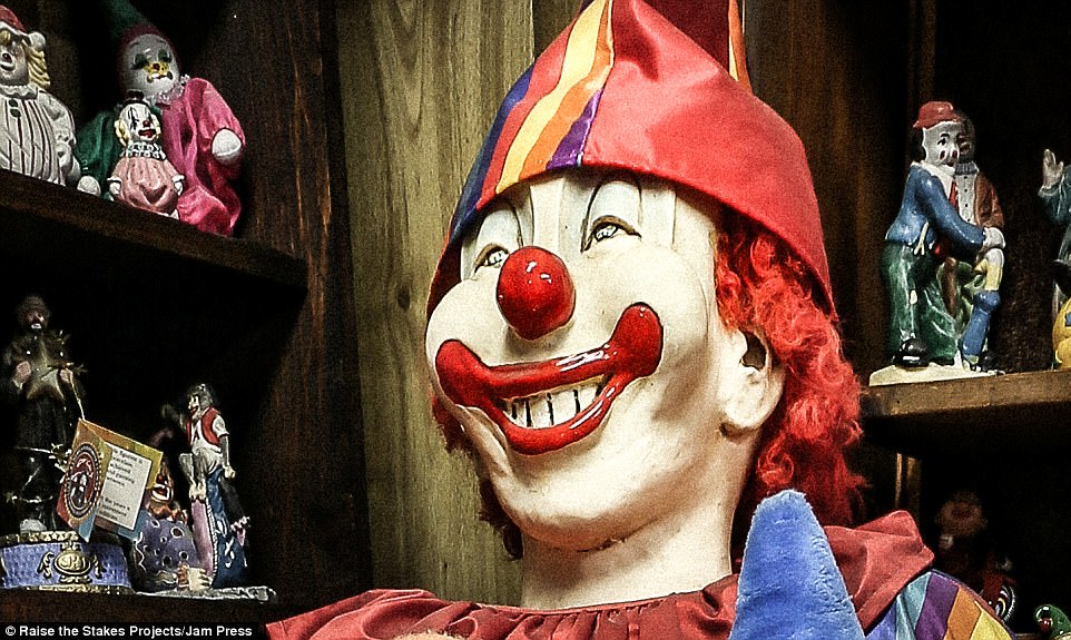 Мотель с жуткими клоунами и кладбищем по соседству в Неваде