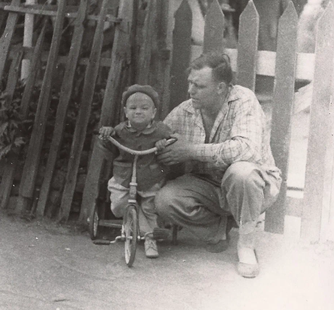 Как советские родители учили детей плавать и кататься на велосипедах – методы были суровыми