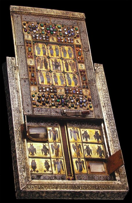 Лимбургский Ставротеке, чрезвычайно богато украшенный реликварий, заказанный Василием Лакапин, указывающий на его огромное богатство и влияние. \ Фото: twitter.com.