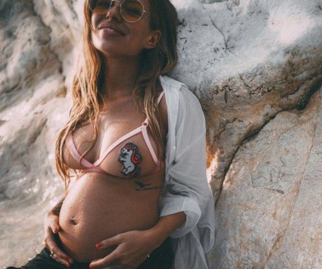 Беременные звезды, которые решили показать свои большие животы в бикини 