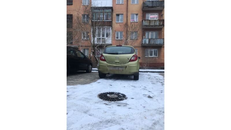 Жители улицы Е. Ковальчук в Калининграде жалуются на самозахват парковочных мест