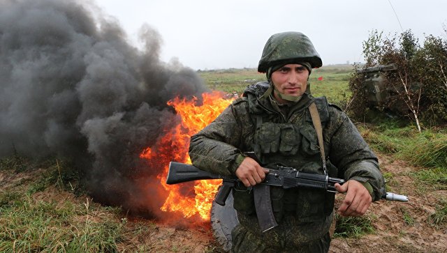 Военнослужащий во время тактических учений мотострелковых подразделений Балтийского флота в рамах стратегических учений Запад-2017 на полигоне Правдинский в Калининградской области. Архивное фото