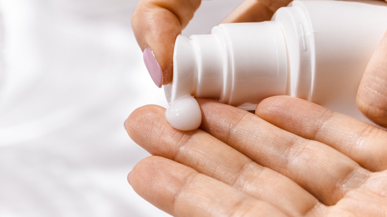 Россиянам перечислили главные правила ухода за кожей и волосами летом