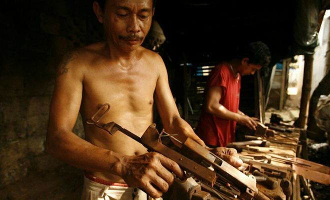 Город оружия на Филиппинах. В Данао каждый 10-й житель оружейник здесь, почти, пистолет, примерно, около, Хороший, продает, времени, недели, тратит, рабочий, калибра, оружия На, единиц, филиппинцы, выходит, опытный, мастерской, острову, средней
