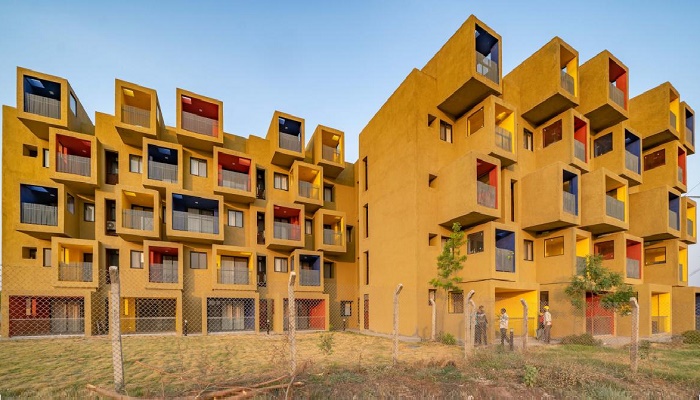 Разноцветные консольные квартиры-студии подчеркивают скульптурный облик здания