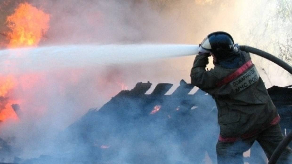 Амурские пожарные спасли четырех человек из объятого пламенем дома