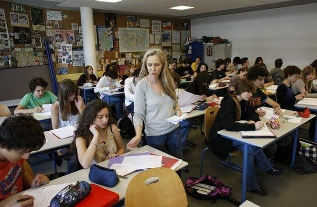 Во Франции самый короткий учебный год, который длится с августа по июнь и самый долгий учебный день.