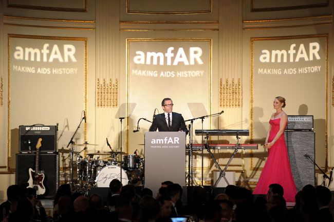 В розовом цвете: Ума Турман на красной дорожке гала-вечера «amfAR 2013»