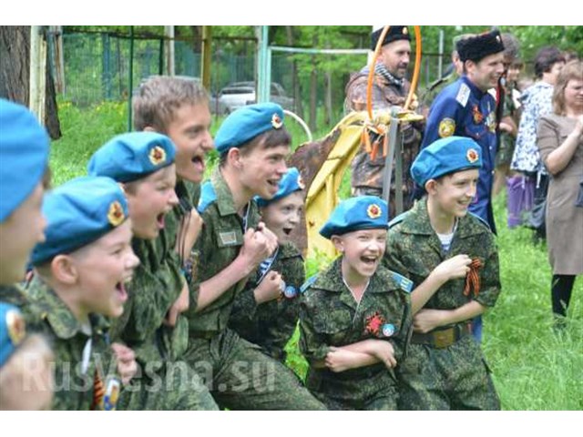 Ополченцы и молодёжь в одном строю: День Победы в Луганске украина