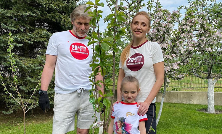 Новый имидж и неформальный образ: Дмитрий Песков и Татьяна Навка впервые появились вместе на публике после выздоровления от коронавируса