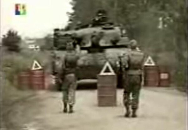 Два русских десантника с автоматами останавливают английский танк (новый мемчик, хех)