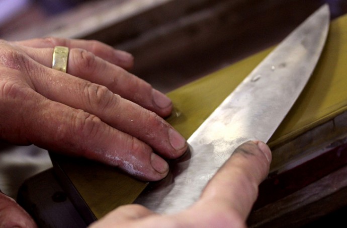 Как самостоятельно заточить нож до бритвенной остроты Как самостоятельно заточить нож до бритвенной остроты домашний очаг...