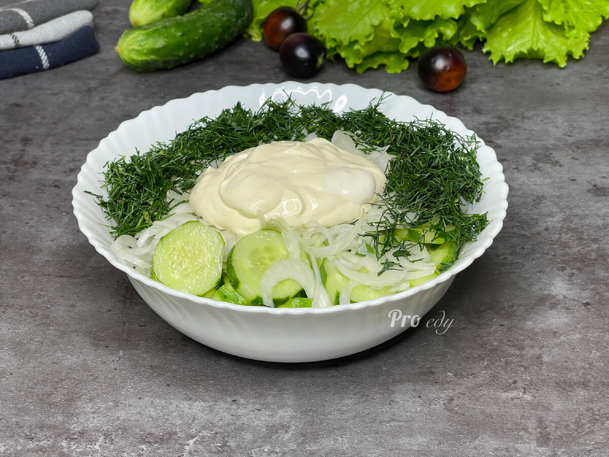 Минимум ингредиентов, простота в приготовлении и как итог — вкусный, свежий и хрустящий салат уже на столе!-7