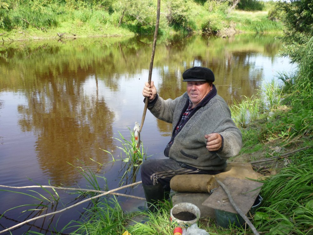 Пенсионер с удочкой. Старик на рыбалке. Рыбак с внуком. Пенсионер с удочкой. Старик на рыбалке.