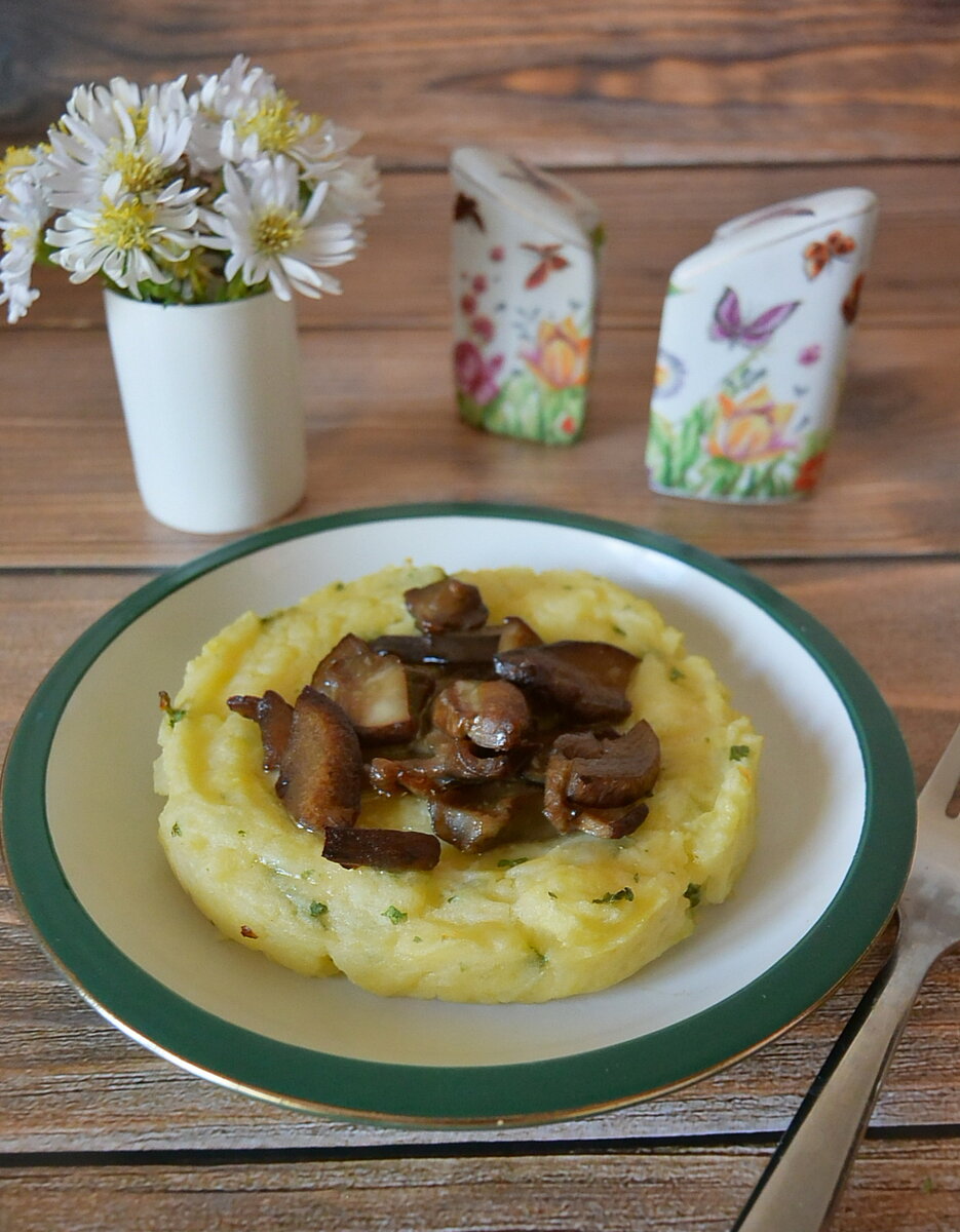 Захотелось чего-нибудь вкусненького? Побалуйте себя картофельными гнездами с грибами белые, сливочное, делаем, грибами, белыми, гнёзда, картофельные, столовую, ложку, картофельное, добавляем, Затем, молоко, перемешиваемДобавляем, натёртый, зеленьУкладываем, масло, Захотелось, углублениеСверху, промасленную