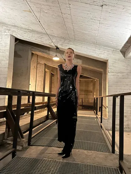 Рената Литвинова в творении Balenciaga — платье из "силикона", которое можно просто "протирать мокрым полотенцем"/Фото: renatalitvinova/Telegram