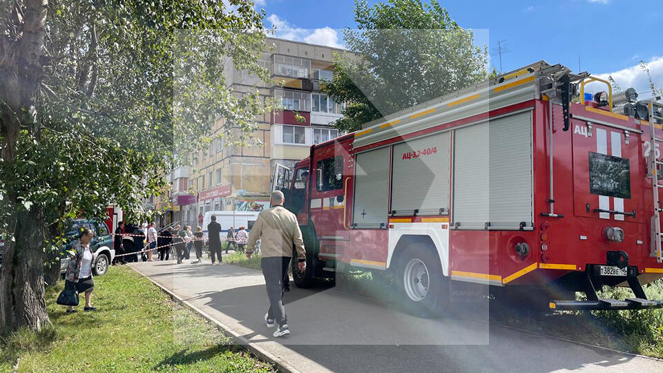 Двух человек ищут под завалами рухнувшего в Нижнем Тагиле подъезда дома