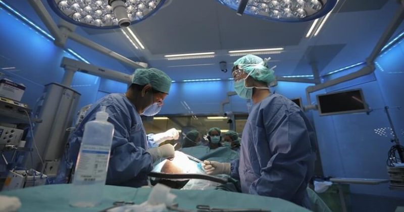В Великобритании лишили лицензии хирурга, выжигавшего на печени пациентов инициалы