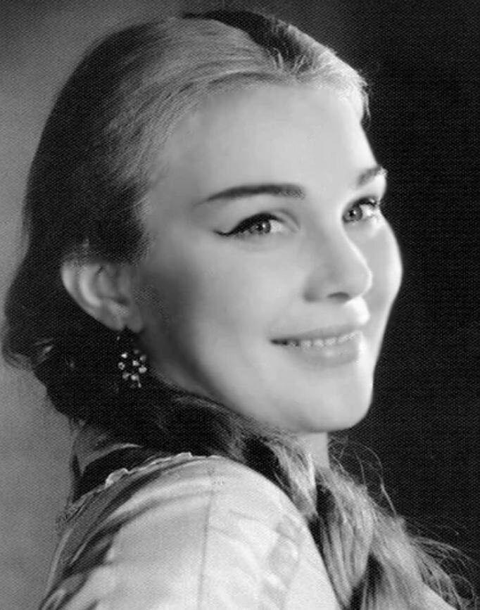 Красавица актриса Светлана Жгун бросила любящего мужа, а ее жизнь погубил пьющий режиссёр 