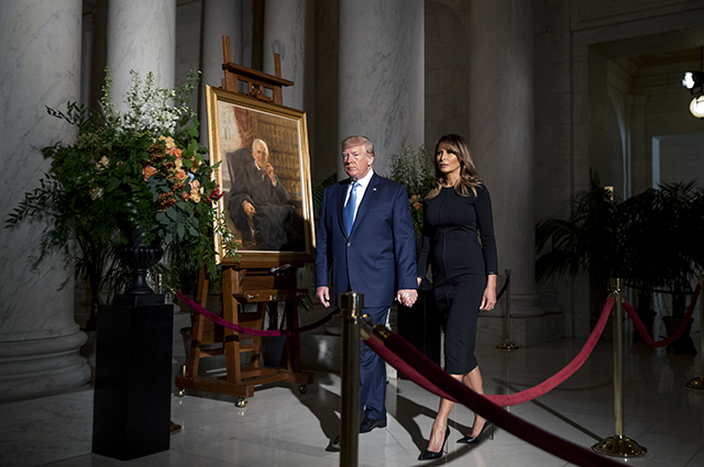 Мелания и Дональд Трамп почтили память американского судьи Джона Пола Стивенса Новости