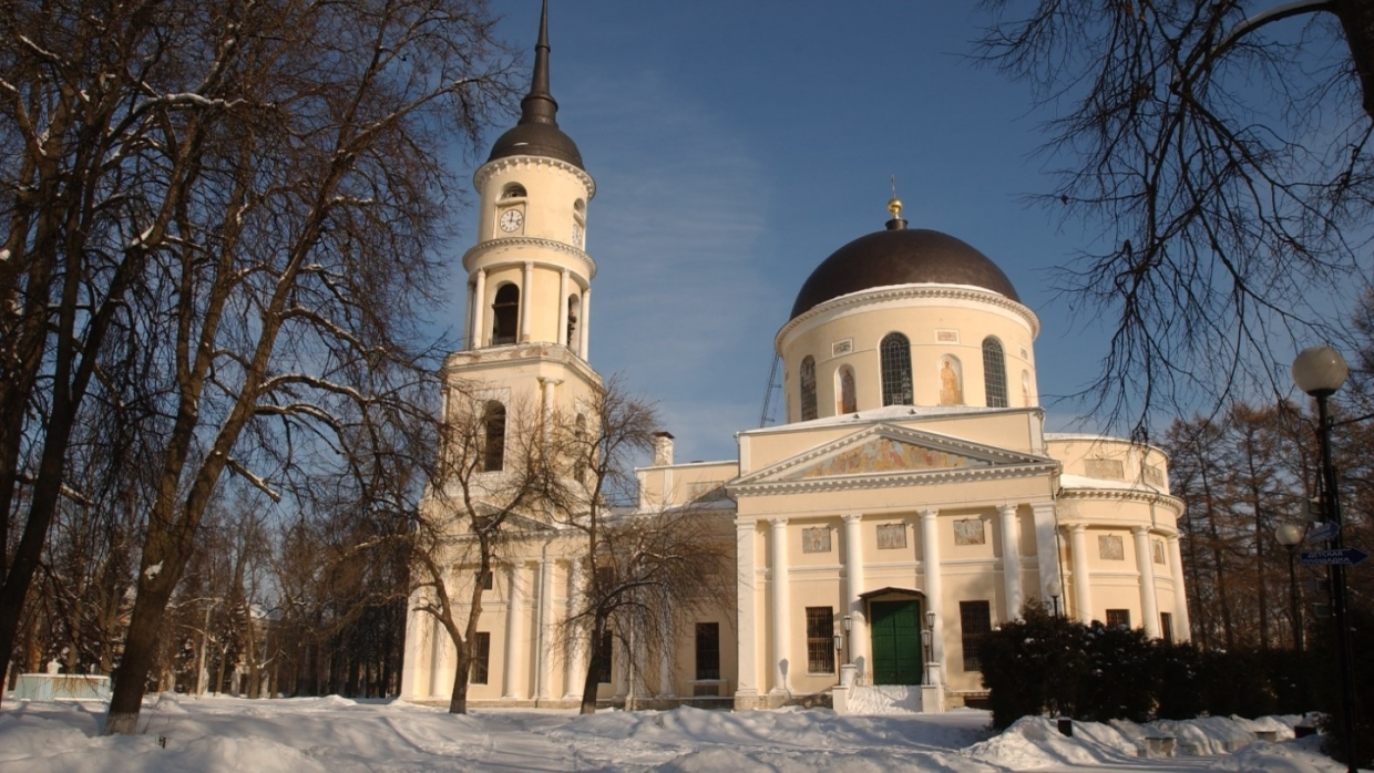 Свято-Троицкий кафедральный собор в городском парке