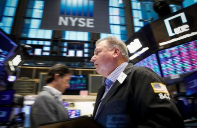 Traders work on the floor of the New York Stock Exchange (NYSE) in New York City, U.S., October 27, 2021. REUTERS/Brendan McDermid