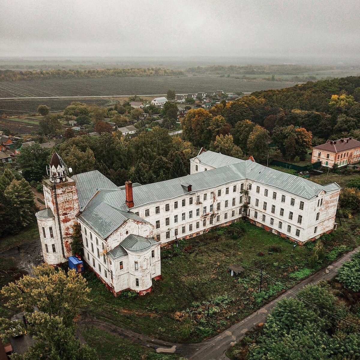 Люди нашли огромный замок в Тамбовской области. Дверь была открыта и они решили зайти Культура