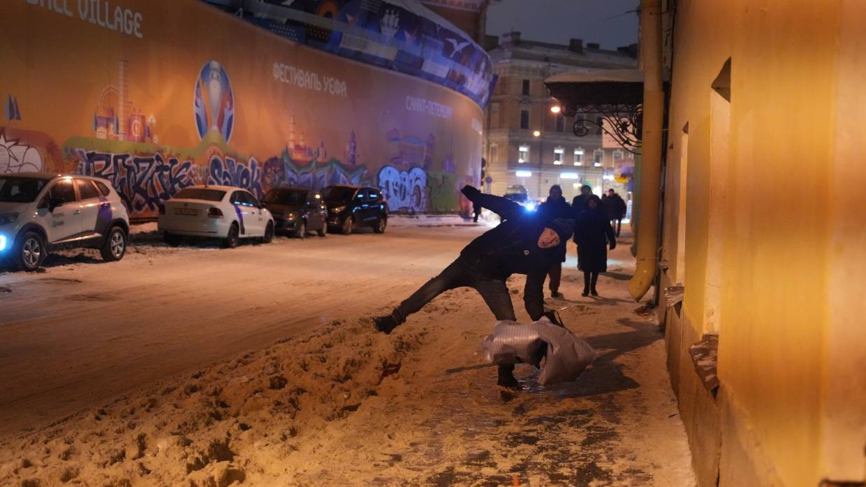 Куда исчез песок с улиц Петербурга: здоровью горожан угрожает гололед